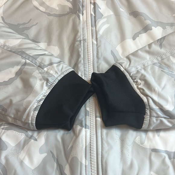 North Face Women’s White Disrupt Camo Bomber Puffer Jacket Sz S - Picture 6 of 11